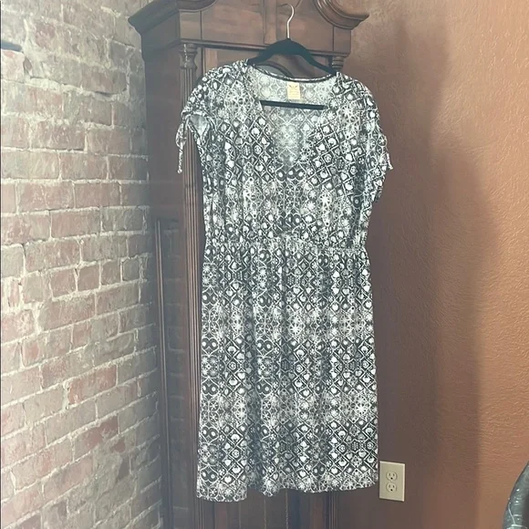 Faded Glory Black and White Midi Sundress with Flutter Sleeves - Picture 1 of 3